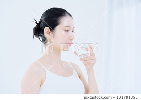 年輕女子喝水 年輕女子喝水 131791355