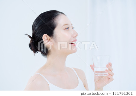 年輕女子喝水 年輕女子喝水 131791361