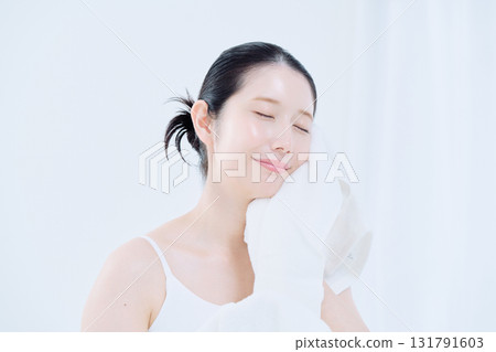 洗臉圖像的一名年輕女子 131791603
