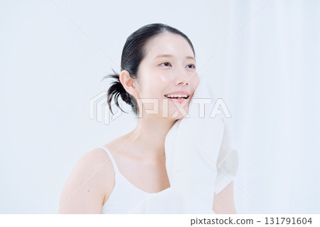 洗臉圖像的一名年輕女子 洗臉圖像的一名年輕女子 131791604