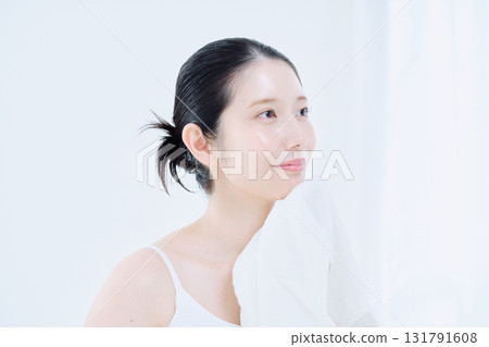 洗臉圖像的一名年輕女子 洗臉圖像的一名年輕女子 131791608