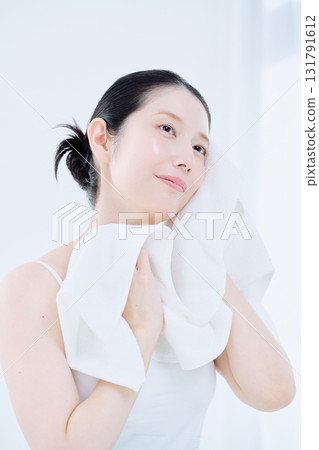 洗臉圖像的一名年輕女子 131791612