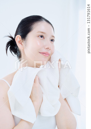 洗臉圖像的一名年輕女子 131791614