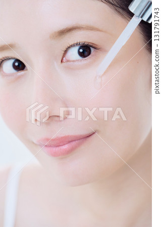 一名婦女滴下乳液的圖像 一名婦女滴下乳液的圖像 131791743