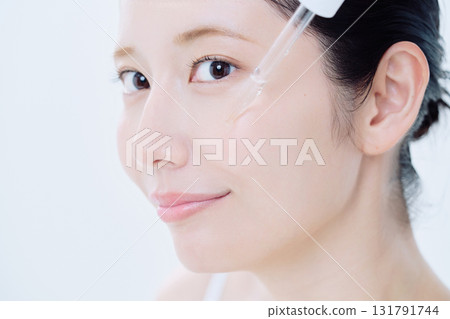 一名婦女滴下乳液的圖像 131791744