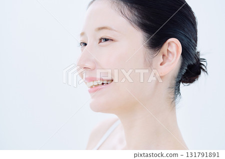 有皮膚的一名美麗的婦女 131791891