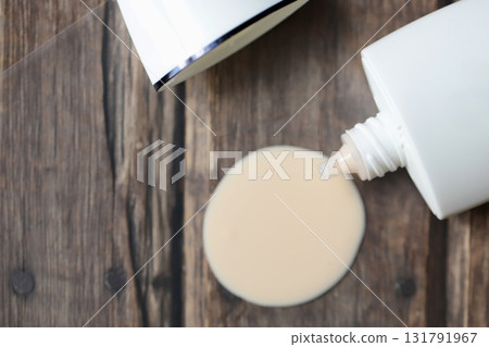 帶蓋的光滑防紫外線化妝底霜 131791967