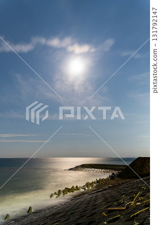 Moon setting in the sea Moon setting in the sea 131792147