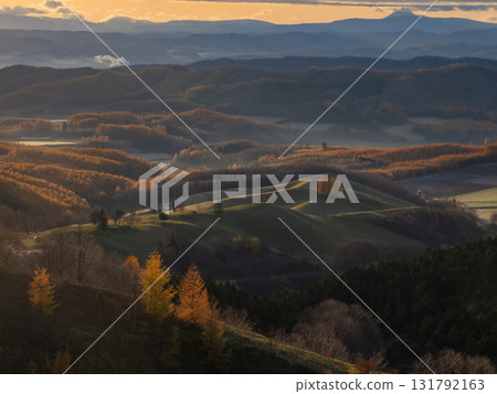 在晨光中染色的山脈 在晨光中染色的山脈 131792163