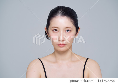 年輕女子的化妝形象 131792290