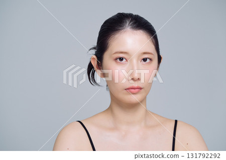 年輕女子的化妝形象 131792292