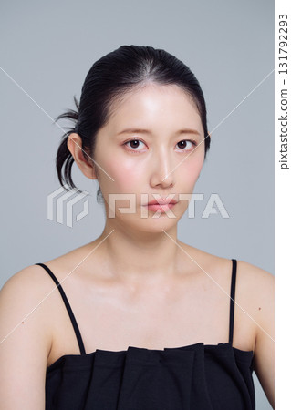 年輕女子的化妝形象 年輕女子的化妝形象 131792293