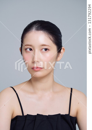 年輕女子的化妝形象 131792294