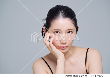 年輕女子的化妝形象 131792299