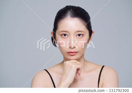 年輕女子的化妝形象 131792300