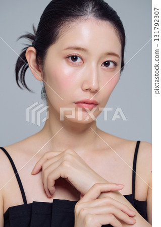 年輕女子的化妝形象 131792307