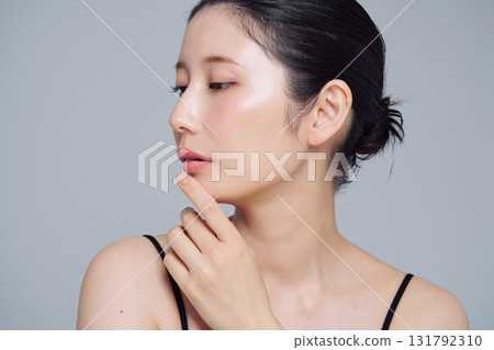 年輕女子的化妝形象 131792310