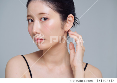 年輕女子的化妝形象 131792312
