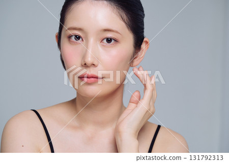 年輕女子的化妝形象 131792313