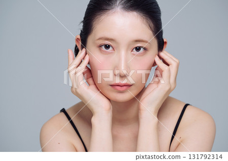 年輕女子的化妝形象 131792314