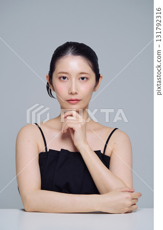 年輕女子的化妝形象 131792316