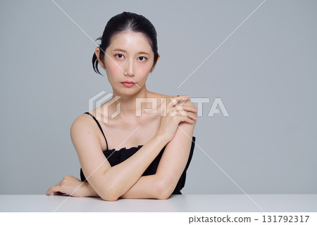 年輕女子的化妝形象 131792317
