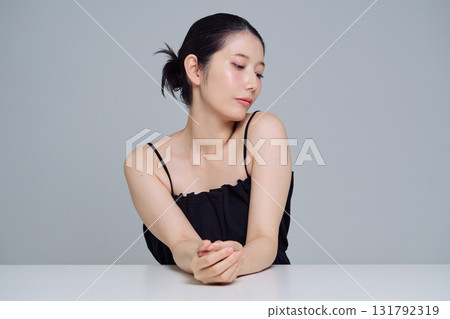 年輕女子的化妝形象 131792319