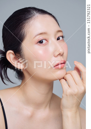 年輕女子的化妝形象 131792321