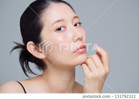 年輕女子的化妝形象 年輕女子的化妝形象 131792322