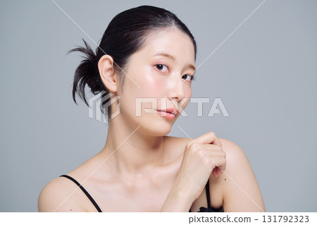 年輕女子的化妝形象 131792323