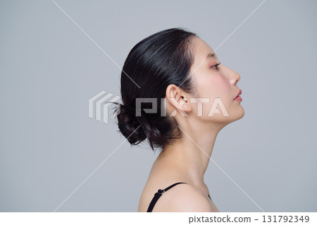 年輕女子的化妝形象 131792349
