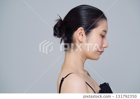 年輕女子的化妝形象 131792350