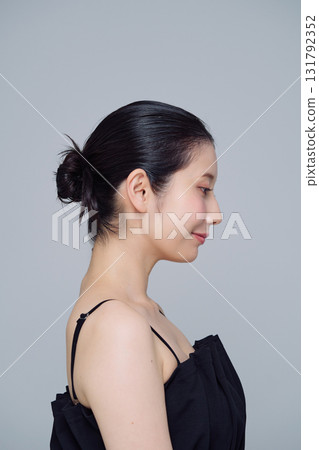年輕女子的化妝形象 131792352