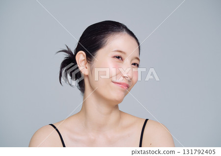 年輕女子的化妝形象 131792405