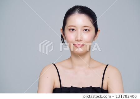 年輕女子的化妝形象 年輕女子的化妝形象 131792406