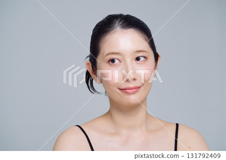 年輕女子的化妝形象 131792409