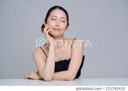 年輕女子的化妝形象 131792410
