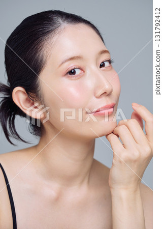 年輕女子的化妝形象 131792412