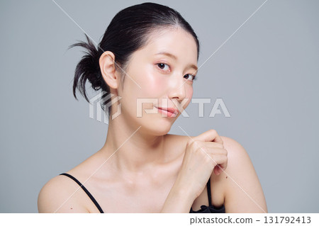 年輕女子的化妝形象 131792413