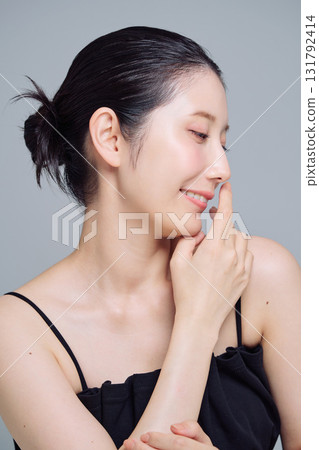 年輕女子的化妝形象 131792414