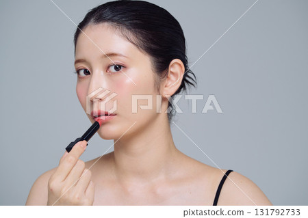 應用口紅的女人 131792733