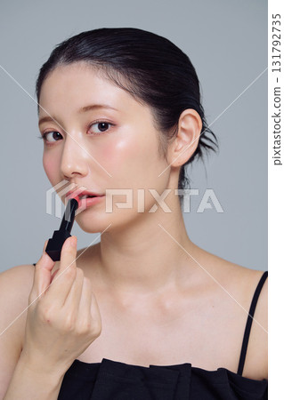 應用口紅的女人 應用口紅的女人 131792735