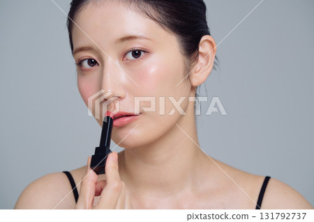 應用口紅的女人 應用口紅的女人 131792737