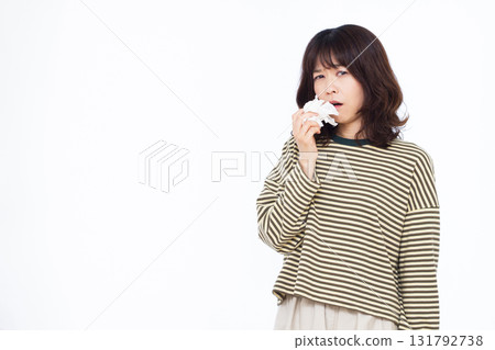 擤鼻涕的女人 131792738