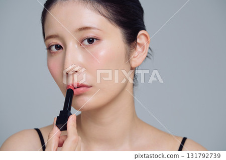 應用口紅的女人 131792739