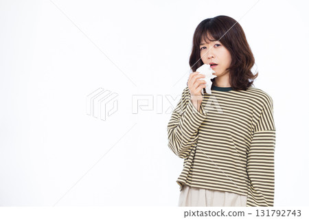 擤鼻涕的女人 131792743