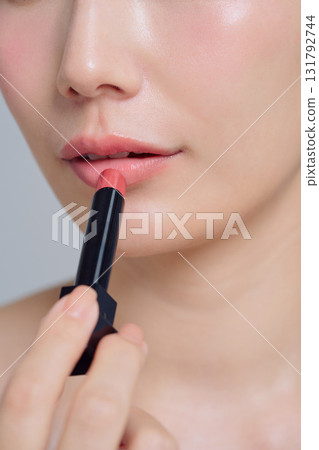 應用口紅的女人 131792744