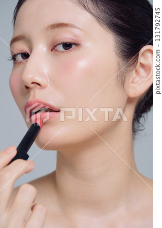 應用口紅的女人 131792745