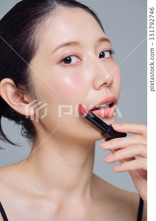 應用口紅的女人 131792746