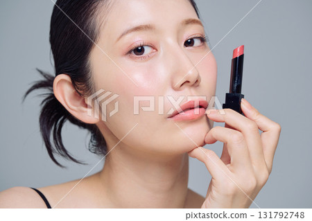 應用口紅的女人 131792748